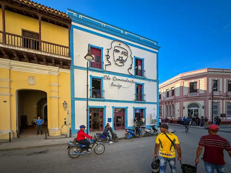 Gebäude mit Che-Guevara-Motiv in Santa Clara während der Kuba Rundreise
