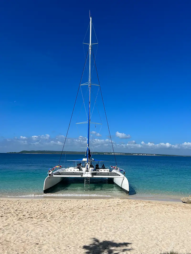 Katamaran am Strand von Cayo Saetía auf einer Kuba Rundreise ab Holguín