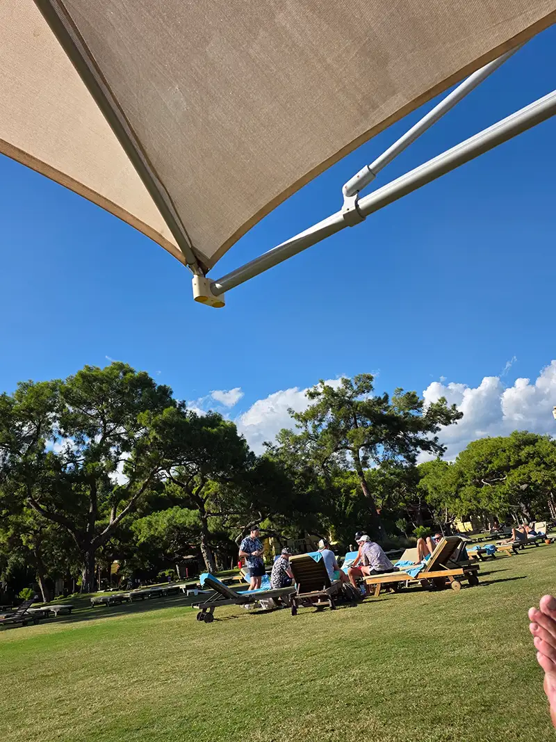 Ruhige Liegewiese im Robinson Camyuva in Kemer mit Pinien und entspannter Clubatmosphäre