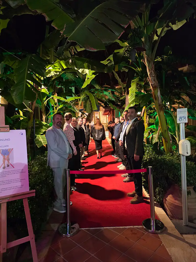 Reisebericht Robinson Camyuva Türkei: stilvoller Mottoabend mit rotem Teppich und Clubatmosphäre