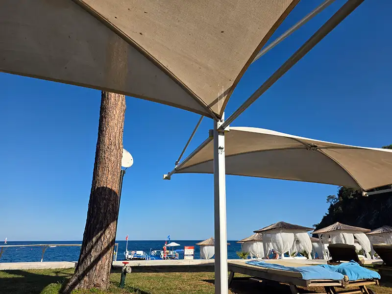 Robinson Camyuva in Kemer mit Strandliegen, Pavillons und Meerblick an der türkischen Riviera