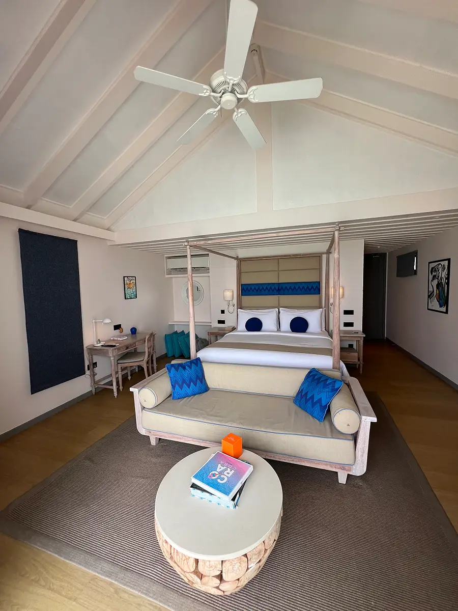 Großzügige Villa im Cora Cora Maldives mit hellem Schlafzimmer und blauen Akzenten