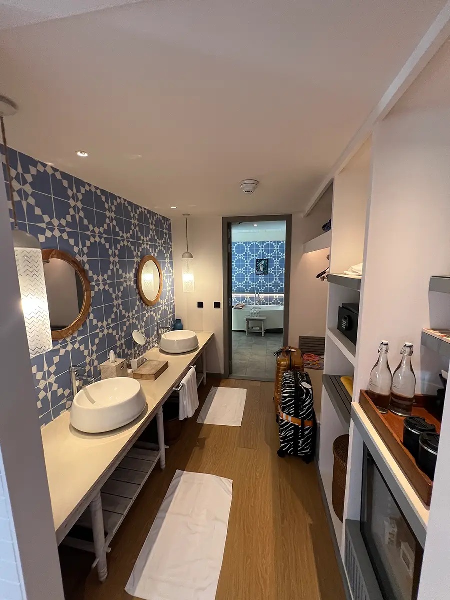 Offenes Badezimmer einer Villa im Cora Cora Maldives mit Doppelwaschbecken