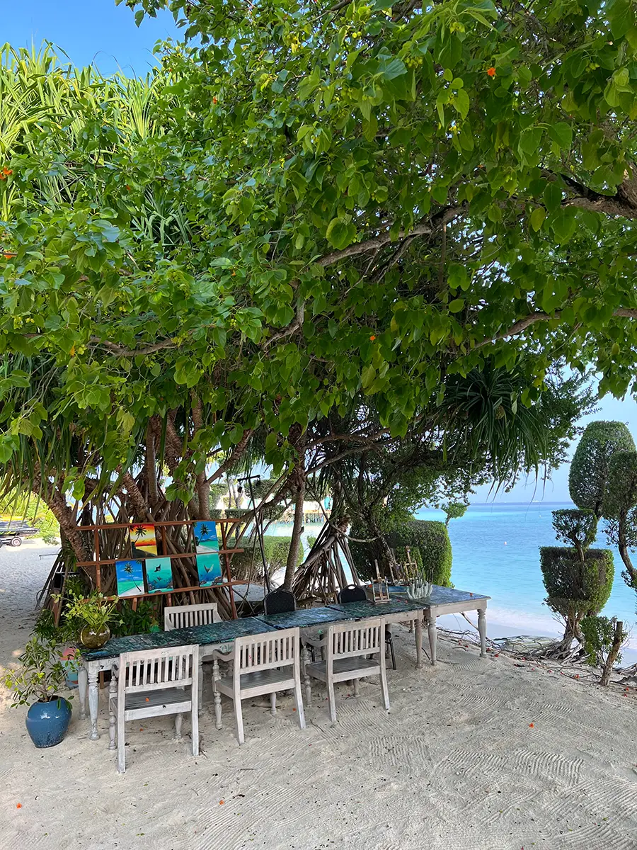 Kreativer Platz am Strand des Cora Cora Maldives mit Meerblick