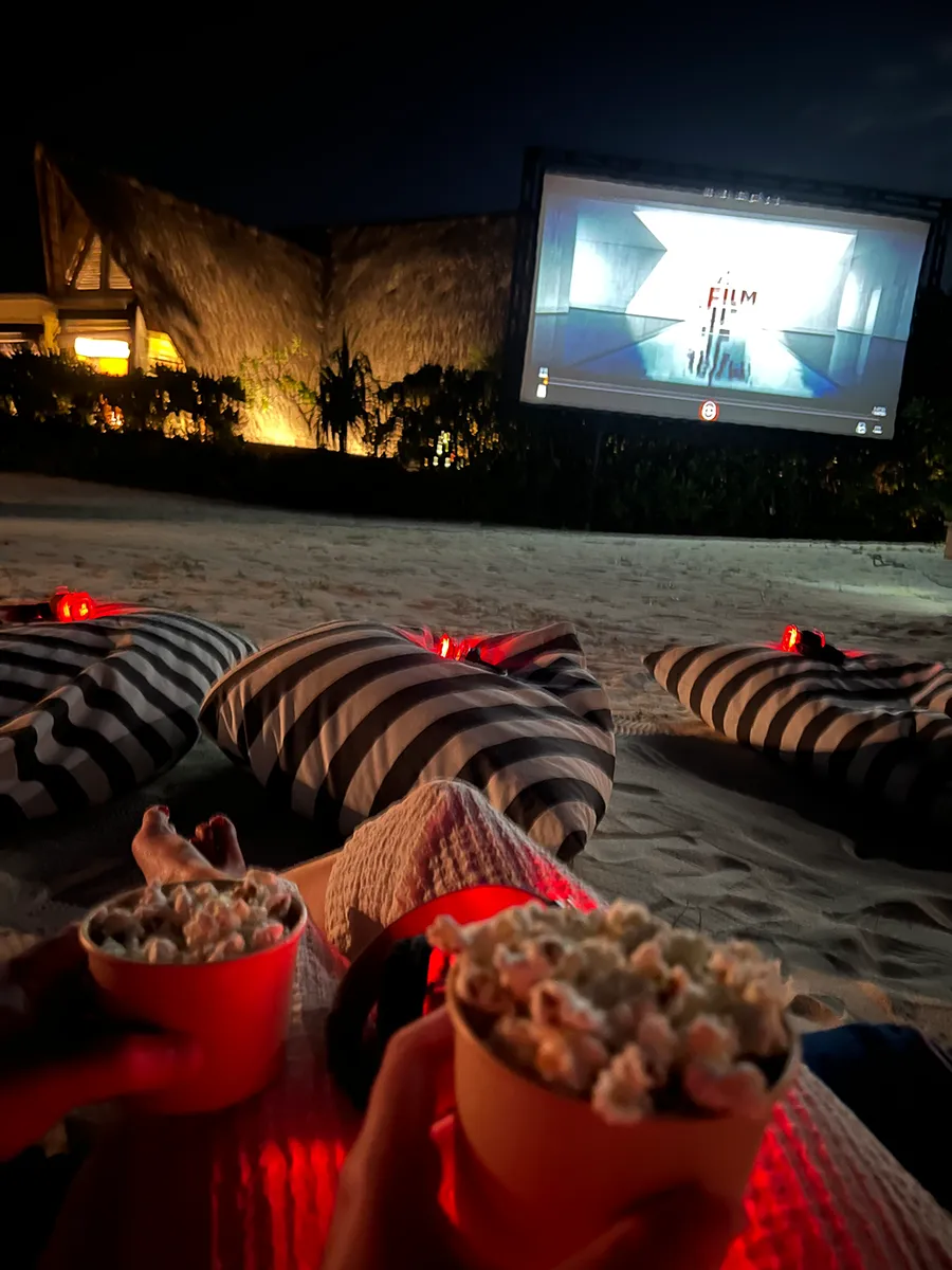 Reisebericht Honeymoon Malediven: Open-Air-Kino am Strand im Cora Cora Maldives